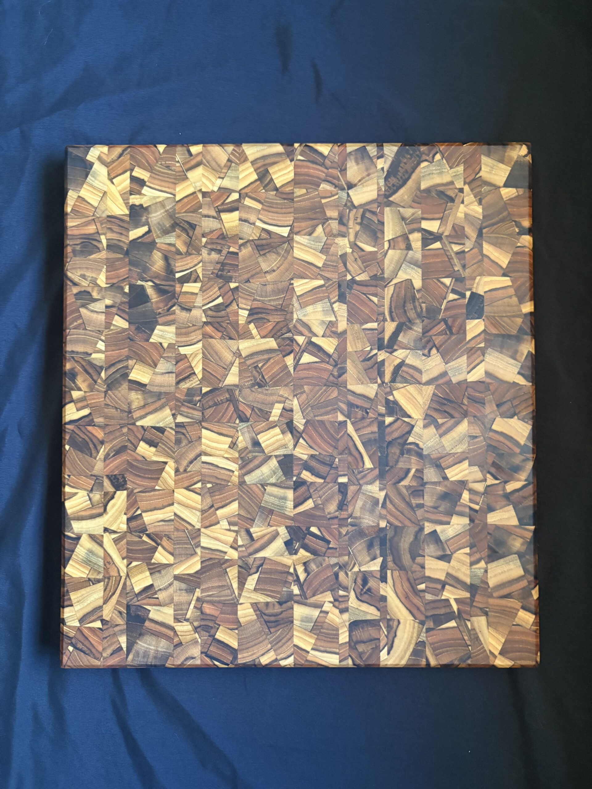 Chaotic cutting board made of teak